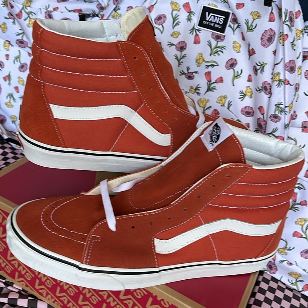 Vans WMNS Sk8-Hi
Color Theory Burnt Ochre
VN0005U9GWP
Sneakers - Picture 11 of 16